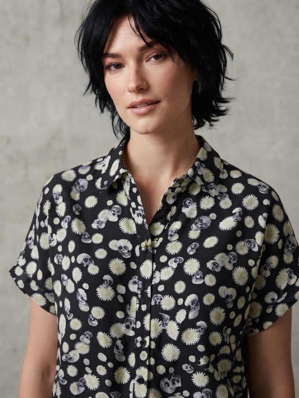 Hot Topic Black Daisy & Skull Tie-Front Button Shirt